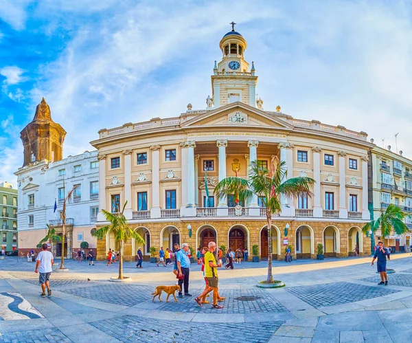 Panorama de la fachada del Ayuntamiento Viejo de Cádiz, España —  Fotos de Stock