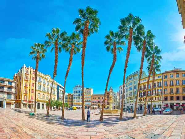 Konstitutionstorget genom palmerna, Malaga, Spanien — Stockfoto