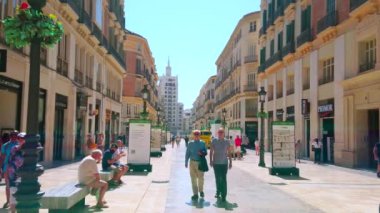 Malaga, İspanya - 26 Eylül 2019: 26 Eylül 'de Malaga' da bulunan kalabalık Calle Larios, mağazalar, butikler ve restoranlarla doluydu.
