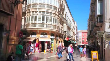 Malaga, İspanya - 26 Eylül 2019: Eski kentte 26 Eylül 'de Malaga' da tarihi yapılar ve şehir simgeleriyle komşu olan mağazalar ve butikler ile büyük bir alışveriş alanı bulunmaktadır.