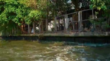 BANGKOK, THAILAND - 24 Nisan 2019: Khlong Bang Lamphu ve Maha Nak kanalları üzerinden 24 Nisan 'da Bangkok' ta birçok köprü ve eski ev ile turist feribotu gezisi