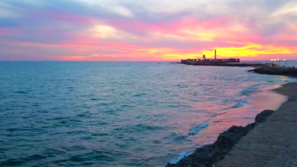 Ciesz Się Zachmurzonym Zachodem Słońca Nad Oceanem Atlantyckim Widokiem Fale — Wideo stockowe