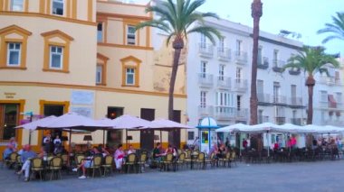 Cadiz, İspanya - 19 Eylül 2019: Tarihi yapıları, dış mekanları ve ortaçağ taş katedrali ile kalabalık Plaza de la Katedral Meydanı Panoraması, 19 Eylül 'de Cadiz' de