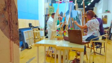 Cadiz, İspanya - 19 Eylül 2019: Sanat kursunda çalışan ressamlar, 19 Eylül 'de Cadiz' de tuvalde yağlı boya tabloları yaptılar.