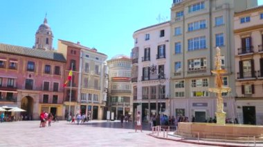 Malaga, İspanya - 26 Eylül 2019: Ceneviz Çeşmesi (Fuente de Genova), 26 Eylül 'de Malaga' daki Plaza de la Constitucion 'un (Anayasa Meydanı) ana mimari simgesidir.