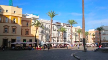 Cadiz, İspanya - 19 Eylül 2019: Plaza de la Catedral, 19 Eylül 'de Cadiz' de çok sayıda restoran, kafe ve diğer turistik etkinlikleri bulunan eski kentin merkez meydanı.