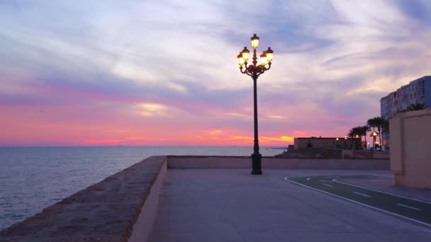 西班牙卡迪兹 沿着烈士城堡漫步 俯瞰大西洋沿岸古老的街灯和暮色的天空 — 图库视频影像