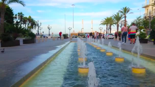 2019年9月19日 西班牙 加的斯 9月19日 在圣胡安 德迪亚斯广场的喷泉前放松一下 希望能看到港口的大门上有古老的海格力斯白色柱子 — 图库视频影像