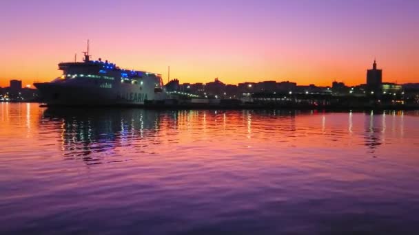 2019年9月26日 西班牙马拉加 9月26日 色彩斑斓的地中海海面上的波纹 反映出日落和游轮停泊在马拉加港 — 图库视频影像