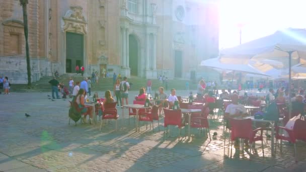スペインのカディス 9月19 2019 旧大聖堂の前の広場 カテドラル広場のレストランの混雑した夏のテラス 9月19 カディス — ストック動画
