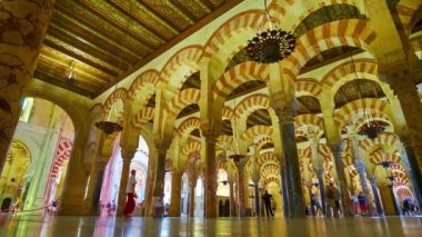 Cordoba, İspanya - 30 Eylül 2019: 30 Eylül 'de Cordoba' da Orta Çağ 'ın Mezquita-Katedral Salonu (Cami-Katedral), Moorish çift kemerli atari salonları, Roma sütunları ve klasik lambaları ile birlikte