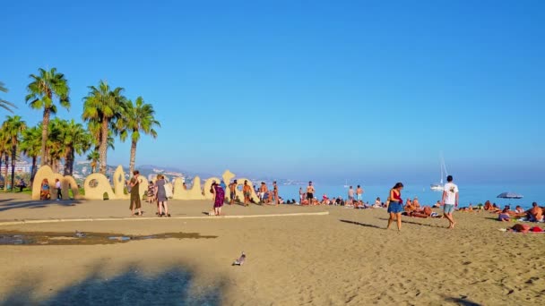 Malaga España Septiembre 2019 Los Veraneantes Disfrutan Tomando Sol Nadando — Vídeos de Stock