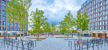 Berlin, Almanya 'da Mercedes Platz' daki bisiklet parkı.