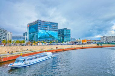 Gezi gemisi Spree Nehri, Berlin, Almanya boyunca yelken açar.