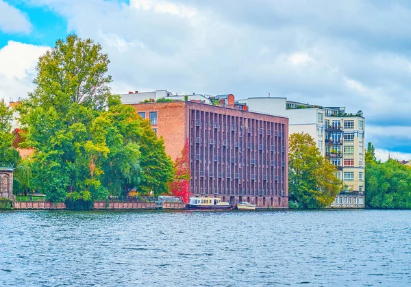 Los modernos edificios a orillas del río Spree en Berlín, Germa —  Fotos de Stock