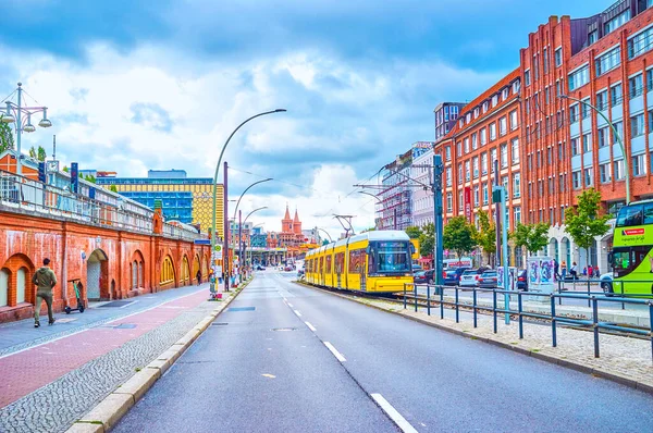 Żółty tramwaj we współczesnym Berlinie, Niemcy — Zdjęcie stockowe