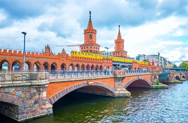 Городская сцена на мосту Обербаум в Берлине, Германия — стоковое фото