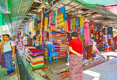 Bogyoke Aung San Market, Yangon, Myanmar 'daki elbise sokağı.