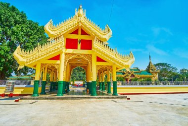 Maha Wizaya 'nın dekoratif giriş kapısı (Mahavijaya) Pagoda, Yan