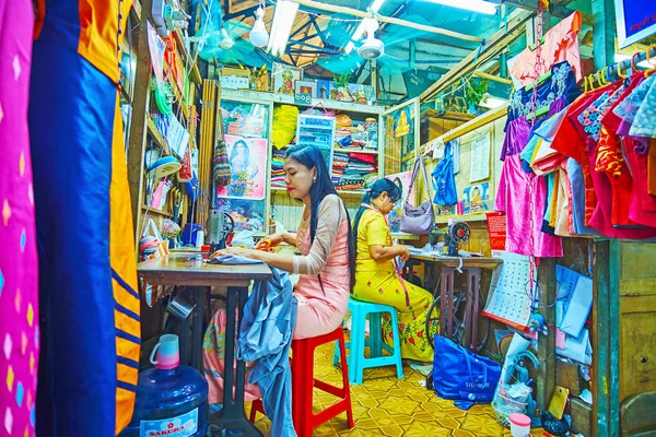 In sewing workshop, Bogyoke Aung San Market, Yangon, Myanmar — Stock Photo, Image