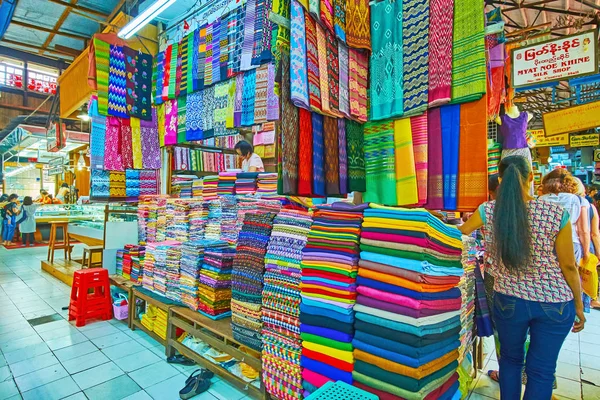 Tecidos em Bogyoke Aung San Market, Yangon, Myanmar — Fotografia de Stock