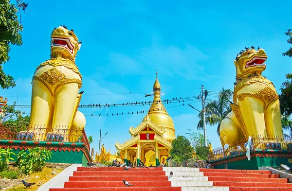 The gilt lions of Mahavijaya Pagoda, Rangún, Myanmar —  Fotos de Stock