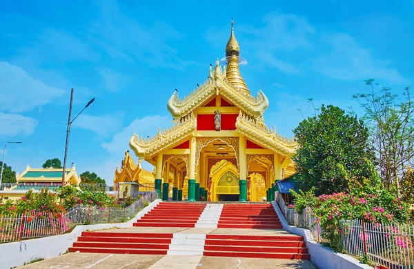 O portão de Mahavijaya Pagoda, Rangum, Mianmar — Fotografia de Stock