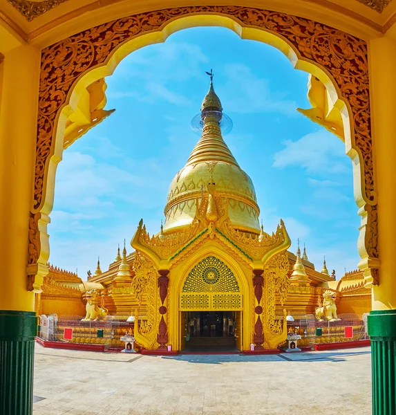 Maha wizaya (mahavijaya) Pagode durch das Tor, yangon, myanma — Stockfoto