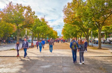 Berlin, Almanya 'da Unter Der Linden caddesi boyunca yürüyorum.