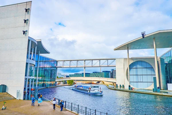 The tourist boat in Government quarter of Berlin, Germany — Stock Photo, Image