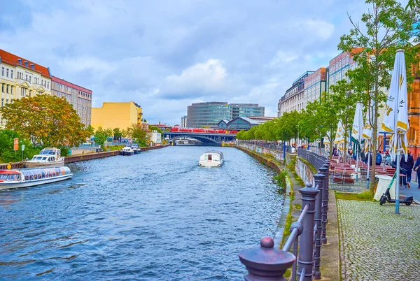 A sétány a Spree folyó mentén a régi Berlinben, Németországban — Stock Fotó