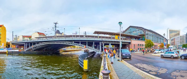 A Friedrichstrasse pályaudvar panorámája a híddal — Stock Fotó