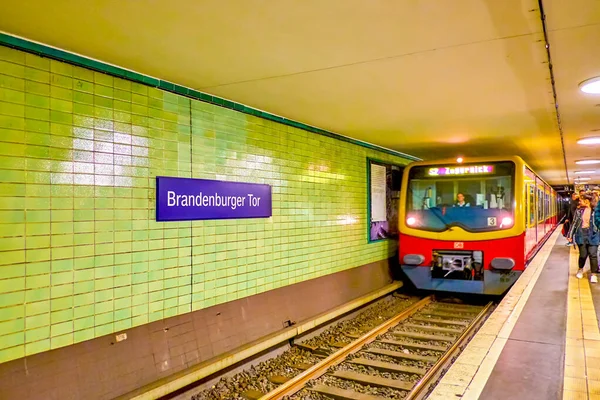 O trem U-bahn na estação de Brandemburgo Tor em Berlim, Alemanha — Fotografia de Stock