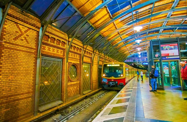 O trem de metrô que chega, Berlim, Alemanha — Fotografia de Stock