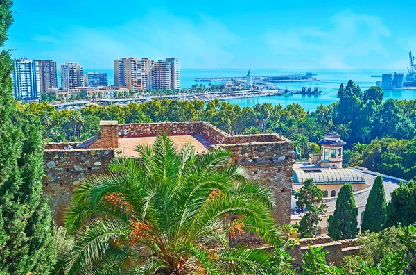 Το αστικό τοπίο με Torre del Cristo, Alcazaba, Μάλαγα, Ισπανία — Φωτογραφία Αρχείου