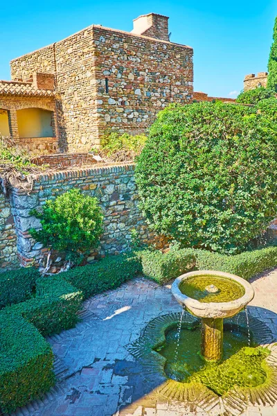 Der Brunnen im Garten von Alcazaba, Malaga, Spanien — Stockfoto