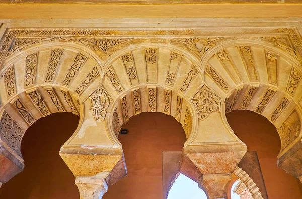 西班牙马拉加Alcazaba Nasrid宫的马蹄拱廊 — 图库照片