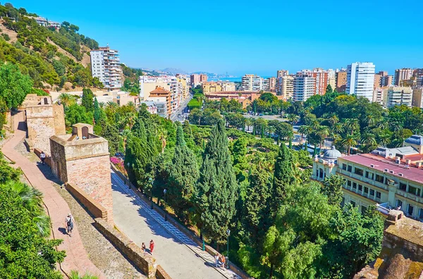 Il paesaggio urbano con le torri Alcazaba, Malaga, Spagna — Foto Stock