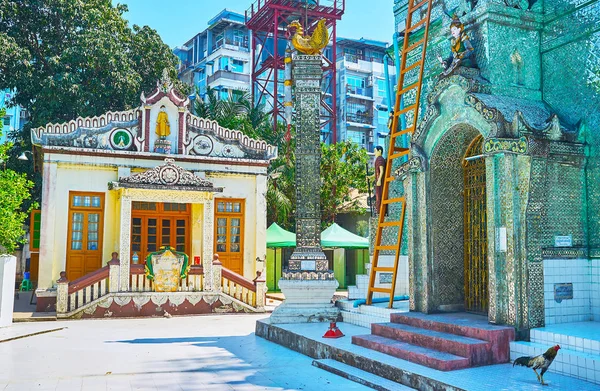 De heiligdommen van Sein Yaung Chi Pagoda, Yangon, Myanmar — Stockfoto