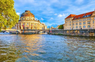 Berlin, Almanya 'daki Bode Müzesi' nde Spree Nehri çatallanır.