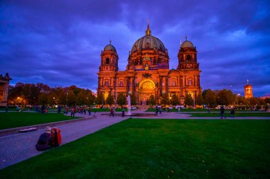 Berlin, Almanya 'da akşam yürüyüşü