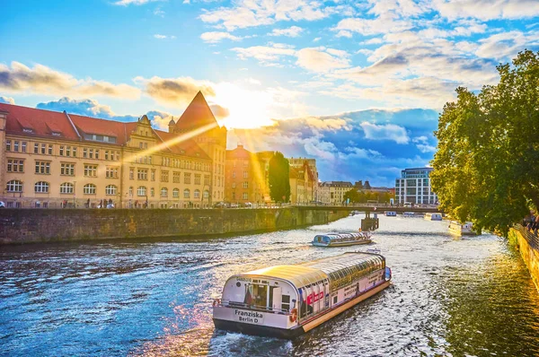 Excursion en bateau le long de la rivière Spree à Berlin, Allemagne — Photo