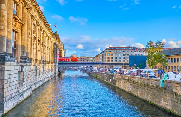 El canal a lo largo del Museo Bode en Berlín, Alemania —  Fotos de Stock