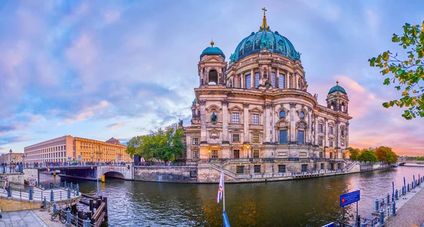 Berlins katedral i solnedgången, Tyskland — Stockfoto