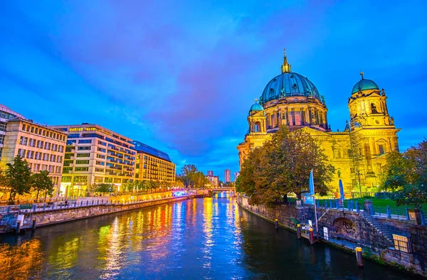 Kvällsbelysning i gamla Berlin, Tyskland — Stockfoto