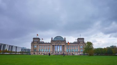 Berlin, Almanya - 3 Ekim 2019: Berlin 'de, 3 Ekim' de Berlin 'de, Platz der β blik ve Reichstag binaları üzerindeki yoğun yağmur bulutları