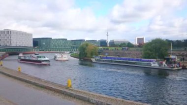 Berlin, Almanya - 3 Ekim 2019: Kıvrımlı Spree nehri şehrin popüler bir caddesidir, 3 Ekim 'de Berlin' de turistlere şehri gösteren çok sayıda gezi teknesi vardır.