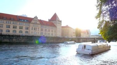 Berlin, Almanya - 3 Ekim 2019: Turizm tekneleri 3 Ekim 'de Berlin' de Spree nehrinin seti boyunca tarihi yapılar, malikaneler ve konutlarla birlikte yüzüyor.