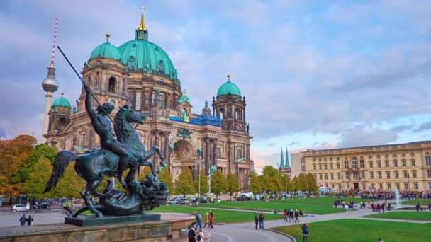 ベルリン ドイツ 10月3 2019 ライオンファイターのブロンズ彫刻 ラストガーデン公園の人々と巨大な大聖堂 10月の3でベルリンの古い博物館の欄干からの眺め — ストック動画