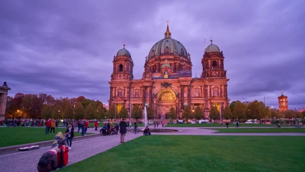 ベルリン ドイツ 10月3 2019 人々はLustgarten公園に沿って歩き 魔法のような夕暮れを楽しみ 10月3日にベルリンでベルリナー ドムの速い雲の光を実行しています — ストック動画